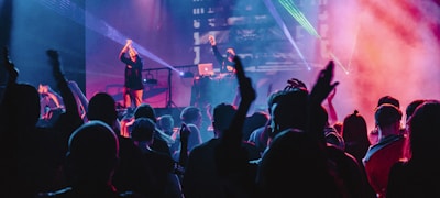 玩家部落社区内球迷热烈讨论互动场景